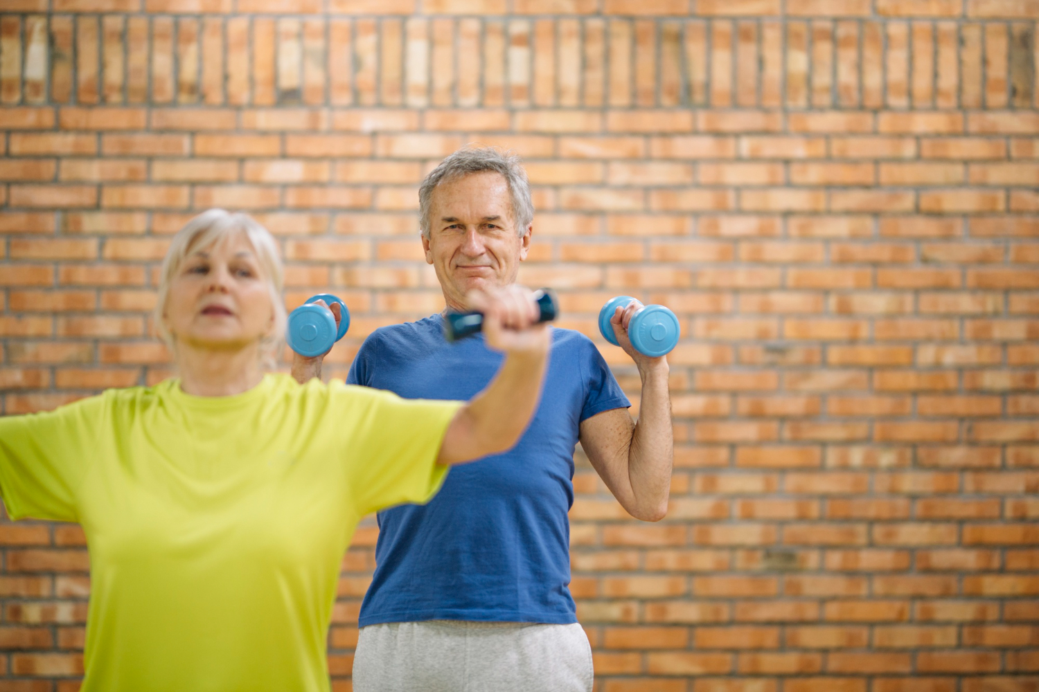 Fitness dla seniorów. Jak bezpiecznie ćwiczyć w starszym wieku? Najlepsze ćwiczenia – plan treningowy na cały tydzień