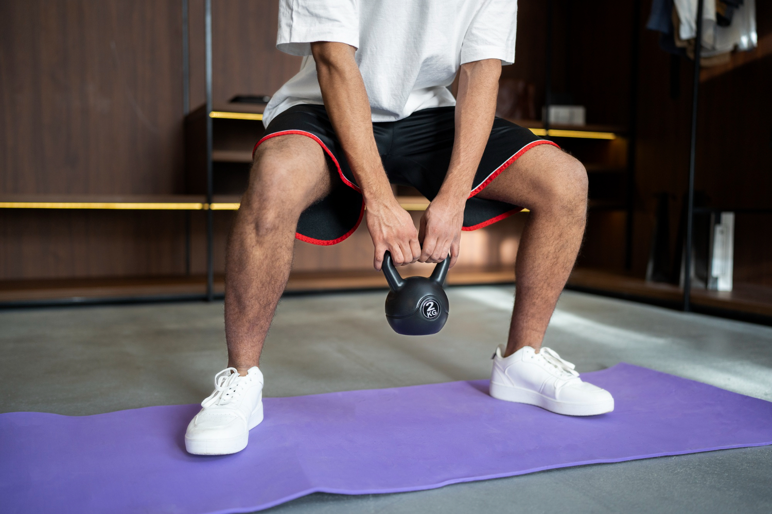 Ćwiczenie Goblet Squat – czym jest i jak wykonywać to poprawnie? Jakie efekty daje Goblet Squat?