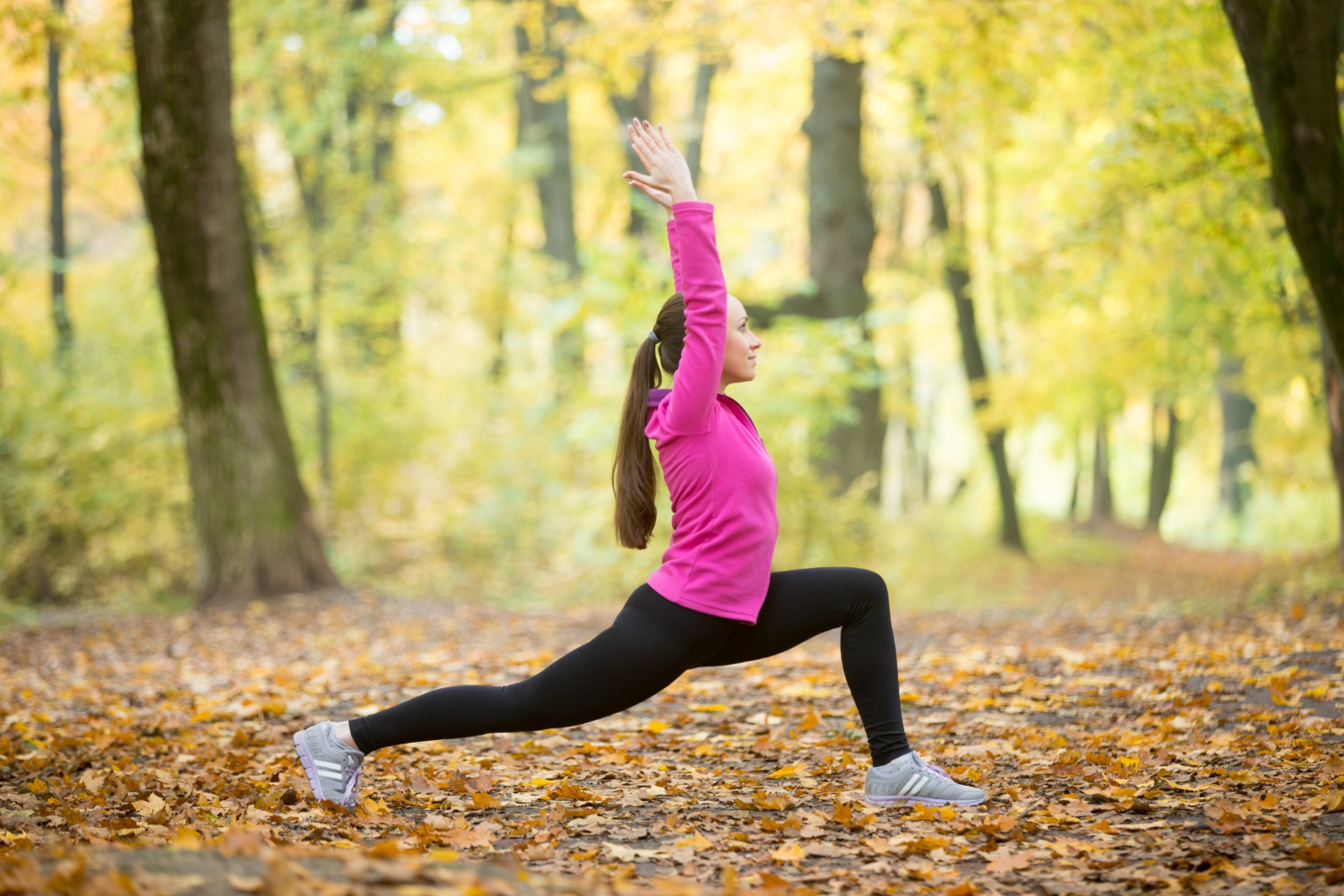 Virabhadrasana I (Wojownik I) – Jak poprawnie wykonać?  Wskazówki dla początkujących