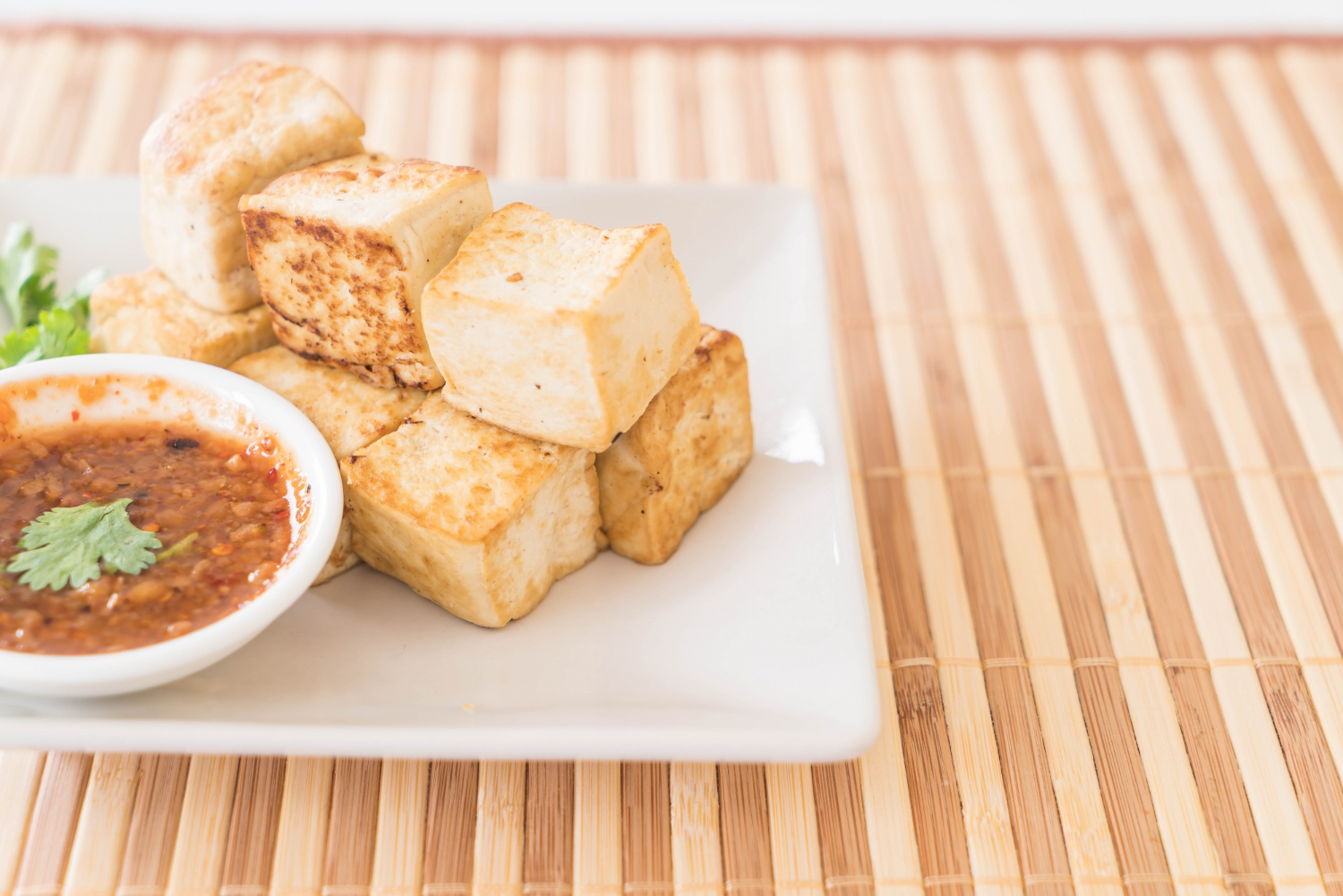 PRZEPIS: Tofu stir-fry z warzywami, sosem sojowym i quinoa [520 kcal, 22g białka]