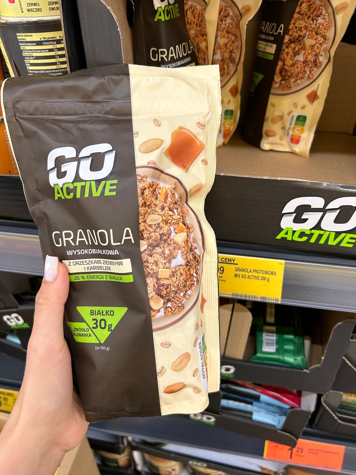 Granola wysokobiałkowa GO ACTIVE [60 g białka/200g, 9,99zł, BIEDRONKA]